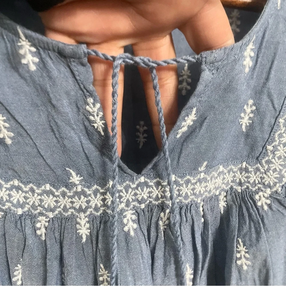 Old Navy Womens Shirt Blouse Blue White Peasant Floral Embroidered Size Medium